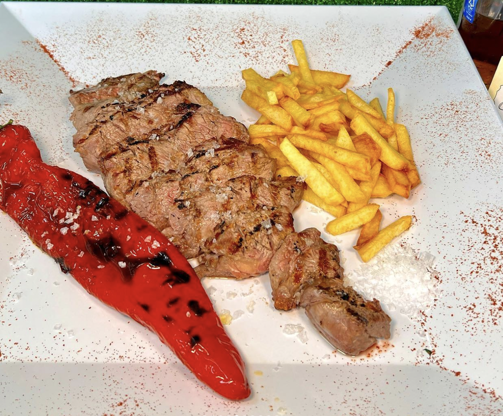 Entrecot con pimiento y papas